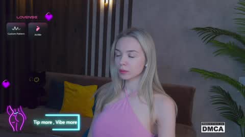 Snapshot of holl1would chatting on 03/04/25, 03:55 My social media links subscribe to support me online show from 03/04/25, 03:55