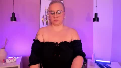 Hollie online show from 09/13/25, 12:16