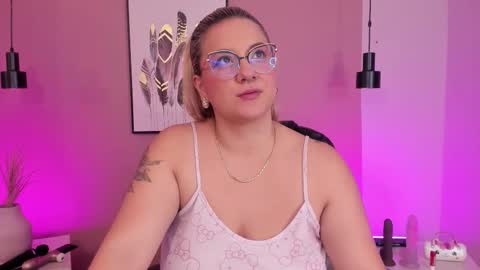 Hollie online show from 10/11/25, 10:14