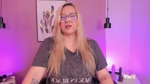 Hollie online show from 10/17/25, 11:57