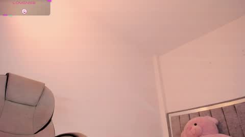 holly_16 online show from 06/07/26, 11:41
