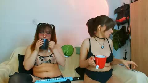 Snapshot of holly_and_honey_69 chatting on 06/15/26, 10:01 Holly and Honey online show from 06/15/26, 10:01