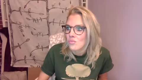 holly_bourbon online show from 10/05/25, 01:37