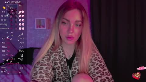 holly_molly8 online show from 02/10/25, 11:45