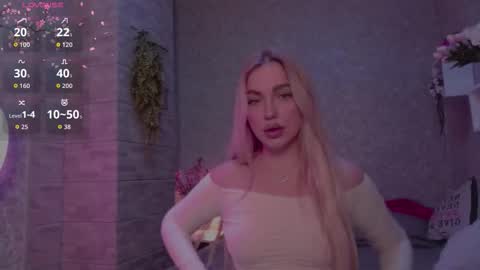 Snapshot of holly_molly8 chatting on 10/13/25, 06:41 holly_molly8 online show from 10/13/25, 06:41