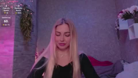 Snapshot of holly_molly8 chatting on 10/16/25, 08:10 holly_molly8 online show from 10/16/25, 08:10