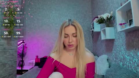 Snapshot of holly_molly8 chatting on 10/20/25, 07:03 holly_molly8 online show from 10/20/25, 07:03