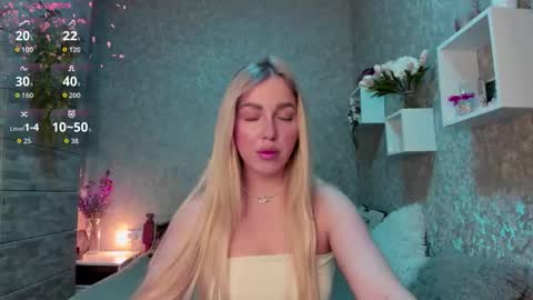 Snapshot of holly_molly8 chatting on 10/25/25, 01:35 holly_molly8 online show from 10/25/25, 01:35