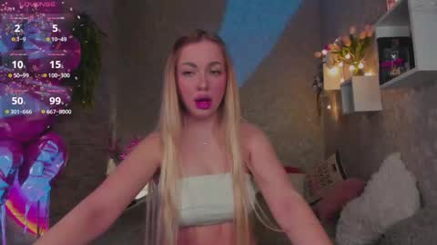 holly_molly8 online show from 04/28/26, 10:26