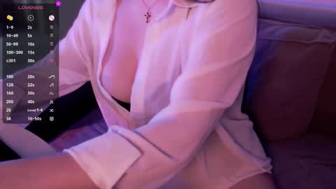 Snapshot of holly_molly_69 chatting on 12/18/25, 01:50 Molly online show from 12/18/25, 01:50