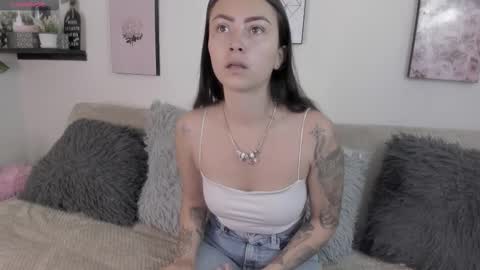 Snapshot of holly_rose69 chatting on 10/20/25, 03:45 Holly online show from 10/20/25, 03:45