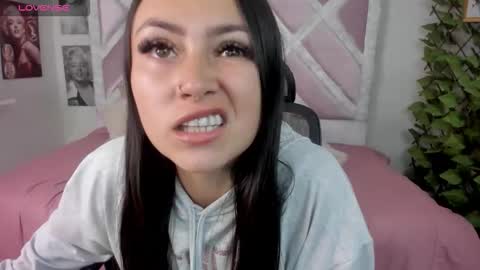 Snapshot of holly_rose69 chatting on 11/28/25, 12:46 Holly online show from 11/28/25, 12:46