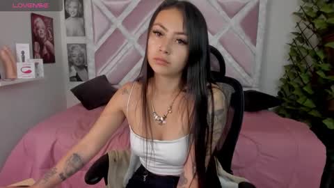Snapshot of holly_rose69 chatting on 12/16/25, 08:47 Holly online show from 12/16/25, 08:47