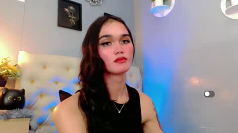 Snapshot of holly_sunshine69 chatting on 12/20/24, 01:25 Apple online show from 12/20/24, 01:25