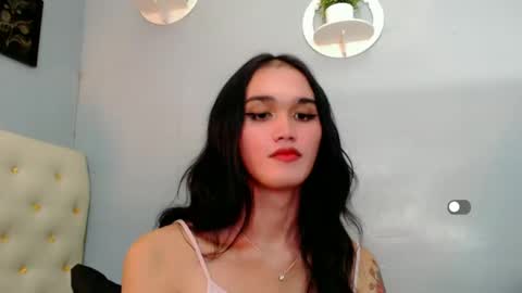 Snapshot of holly_sunshine69 chatting on 12/22/24, 01:33 Apple online show from 12/22/24, 01:33