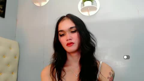 Snapshot of holly_sunshine69 chatting on 12/23/24, 09:05 Apple online show from 12/23/24, 09:05