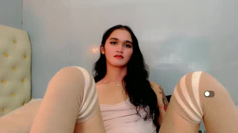 Snapshot of holly_sunshine69 chatting on 12/26/24, 01:10 Apple online show from 12/26/24, 01:10