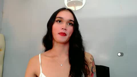 Snapshot of holly_sunshine69 chatting on 12/27/24, 11:17 Apple online show from 12/27/24, 11:17