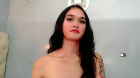 Snapshot of holly_sunshine69 chatting on 12/29/24, 12:23 Apple online show from 12/29/24, 12:23