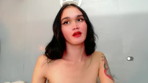 Snapshot of holly_sunshine69 chatting on 01/09/25, 01:24 Apple online show from 01/09/25, 01:24