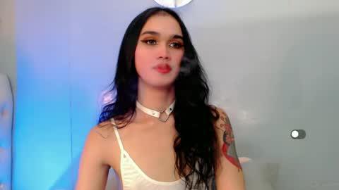 Snapshot of holly_sunshine69 chatting on 02/01/25, 08:29 Apple online show from 02/01/25, 08:29