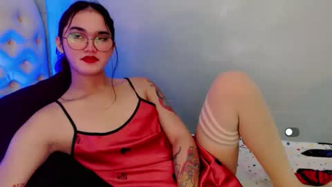 Snapshot of holly_sunshine69 chatting on 12/01/25, 01:10 Apple online show from 12/01/25, 01:10