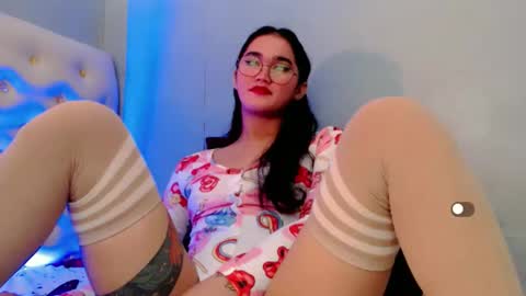 Snapshot of holly_sunshine69 chatting on 02/06/26, 03:11 Apple online show from 02/06/26, 03:11
