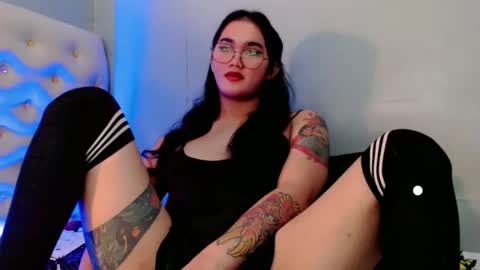 Snapshot of holly_sunshine69 chatting on 02/13/26, 01:45 Apple online show from 02/13/26, 01:45