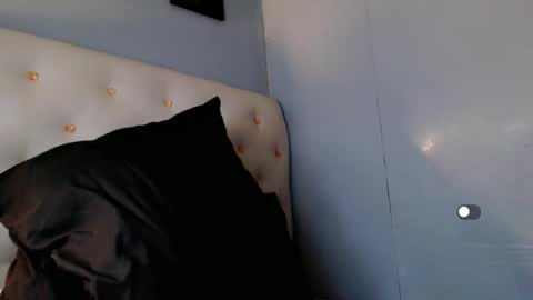 Snapshot of holly_sunshine69 chatting on 02/19/26, 05:20 Apple online show from 02/19/26, 05:20