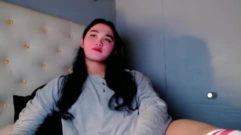 Snapshot of holly_sunshine69 chatting on 03/10/26, 02:33 Apple online show from 03/10/26, 02:33