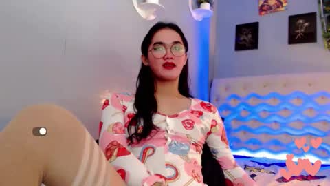 Snapshot of holly_sunshine69 chatting on 03/29/26, 05:07 Apple online show from 03/29/26, 05:07