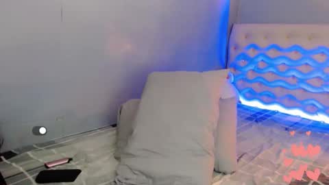 Snapshot of holly_sunshine69 chatting on 04/03/26, 05:16 Apple online show from 04/03/26, 05:16