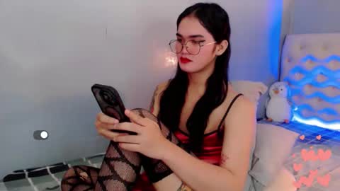 Snapshot of holly_sunshine69 chatting on 04/18/26, 07:56 Apple online show from 04/18/26, 07:56