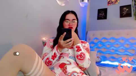 Snapshot of holly_sunshine69 chatting on 04/25/26, 08:50 Apple online show from 04/25/26, 08:50