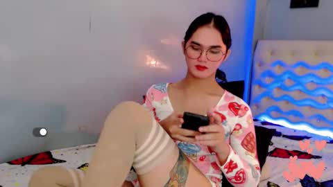 Snapshot of holly_sunshine69 chatting on 06/04/26, 11:55 Apple online show from 06/04/26, 11:55