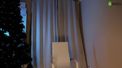Snapshot of hollyextra chatting on 12/19/24, 08:55 hollyextra online show from 12/19/24, 08:55