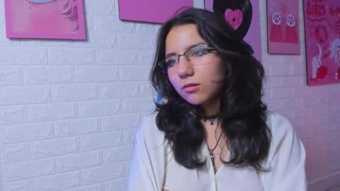 hollypeach_ online show from 11/13/25, 08:24