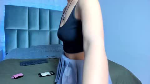 hollypeach_ online show from 11/27/25, 08:00