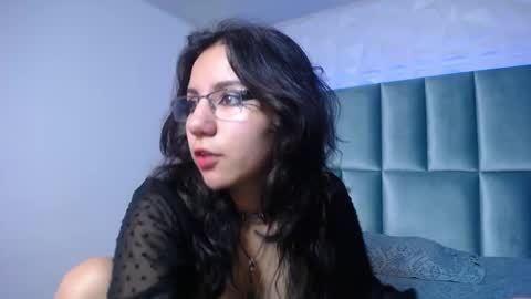 hollypeach_ online show from 12/01/25, 07:52