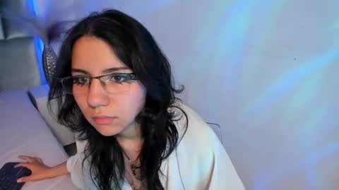 hollypeach_ online show from 12/05/25, 08:16