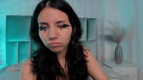 hollypeach_ online show from 05/19/26, 08:04