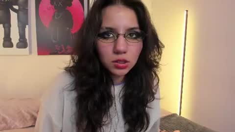 hollypeach_ online show from 06/10/26, 07:46