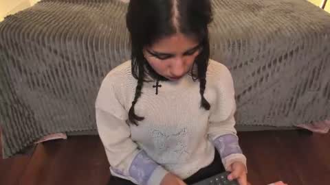 hollypeach_ online show from 06/11/26, 12:32