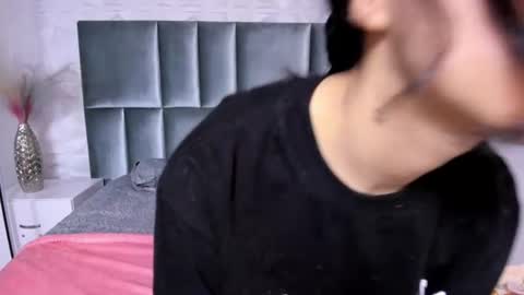 hollypeach_ online show from 06/30/26, 08:10