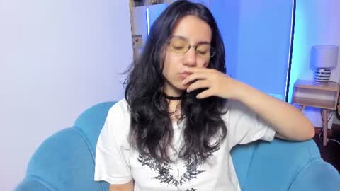 hollypeach_ online show from 07/12/26, 05:15