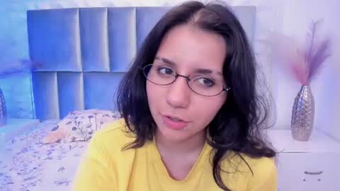 hollypeach_ online show from 07/28/26, 09:03