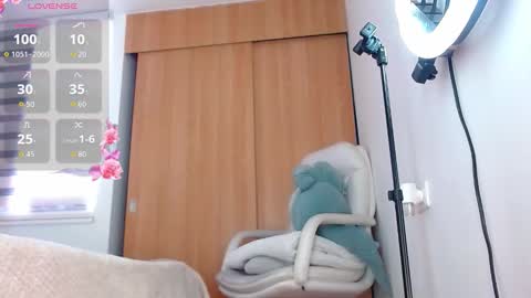 Snapshot of hollyt1 chatting on 10/21/25, 05:24 hollyt1 online show from 10/21/25, 05:24