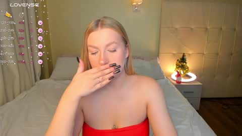 Snapshot of hollyylee chatting on 12/21/24, 01:04 Emma online show from 12/21/24, 01:04