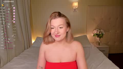 Snapshot of hollyylee chatting on 01/14/25, 01:04 Emma online show from 01/14/25, 01:04