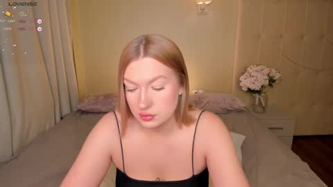 Snapshot of hollyylee chatting on 01/28/25, 01:29 Emma online show from 01/28/25, 01:29